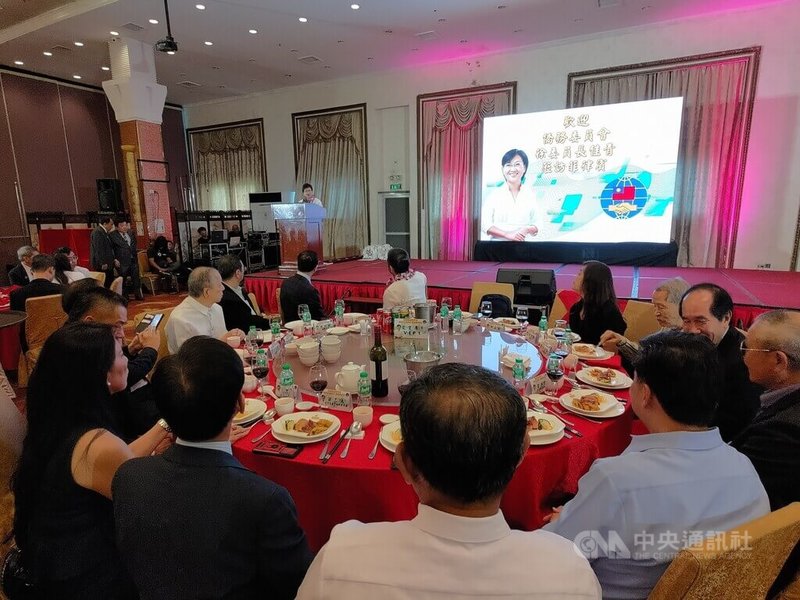 中華民國僑務委員會委員長徐佳青（在講台者）訪問菲律賓，1日出席在馬尼拉的餐會感謝台商和僑領大力支持努力，讓250名菲律賓學生和僑生能獲得赴台機票，順利到台灣念書。中央社記者陳妍君馬尼拉攝  112年12月1日