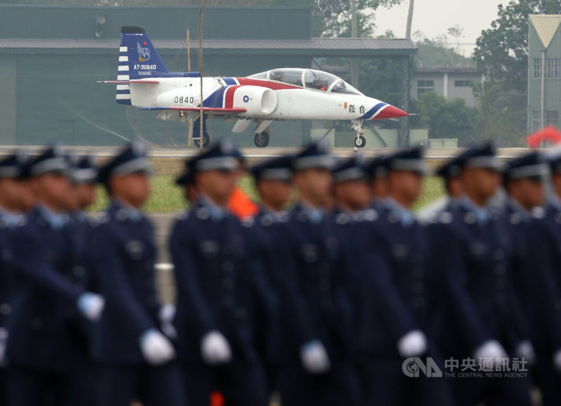 隨著「國機國造」勇鷹高級教練機穩定交機，原轄屬空軍官校編制的飛行指揮部，獨立升格「空軍飛行訓練指揮部」，1日在高雄岡山空軍基地舉辦編成典禮。圖為AT-3自強號高級教練機（後）執行任務後，飛回基地。中央社記者張新偉攝  112年12月1日