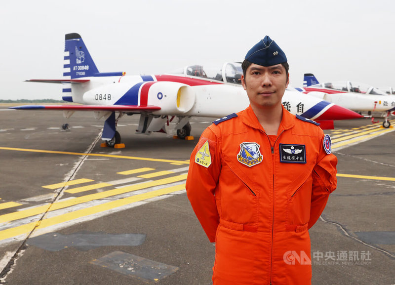 空軍飛行訓練指揮部1日在高雄岡山空軍基地編成，飛訓部戰鬥訓練組教官黃耀徵（圖）中校受訪表示，盼自己秉持薪火相傳的使命，為國家培養優質飛行員。中央社記者張新偉攝  112年12月1日