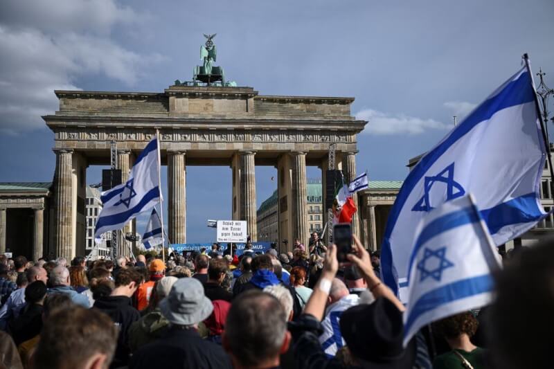 圖為10月22日德國民眾聚集在知名地標布蘭登堡門聲援以色列。（路透社）