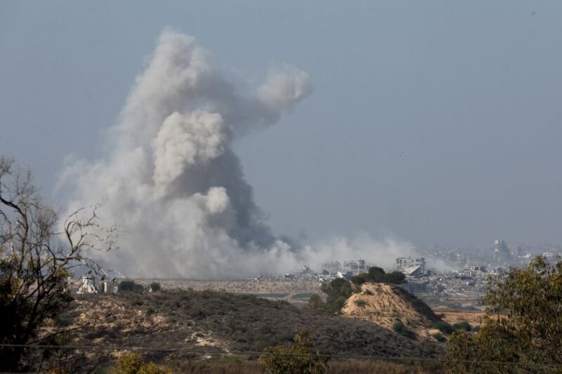 圖為1日以色列發動空襲，加薩北部升起濃煙。（路透社）