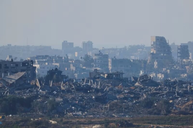 以色列與哈瑪斯休戰協議1日到期，以色列軍方宣布重啟戰事。圖為11月30日加薩走廊北部受損的建築物。（路透社）