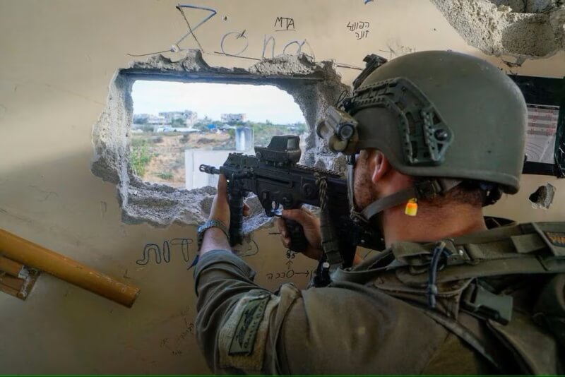 以色列和哈瑪斯之間的休戰協議到期，一名以色列士兵1日在加薩地區用武器瞄準目標。（以色列國防軍提供 via 路透社）