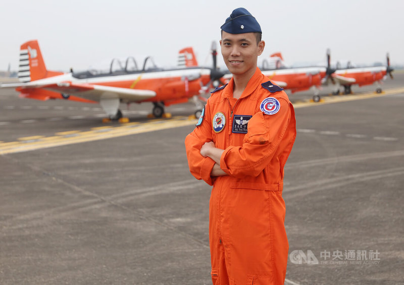 空軍飛行訓練指揮部1日上午在高雄岡山空軍基地舉行編成典禮，對於空軍飛行員養成教育從3階段、3機種，精進為3階段、2機種，飛行教官王次宏（圖）少校表示，學員可減少一次的換訓時間，更能快速接受訓練，銜接主力戰機的戰技與飛行技巧。中央社記者張新偉攝  112年12月1日