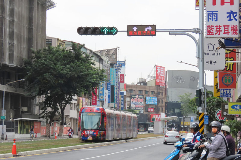 因應高雄輕軌東環段即將完工通車，預期「未依規定左轉」為主要衝突風險。高雄市政府交通局在沿線9處路口增設號誌連動標誌提醒用路人轉彎務必依燈號指示行駛。（高雄市交通局提供）中央社記者林巧璉傳真  112年12月1日