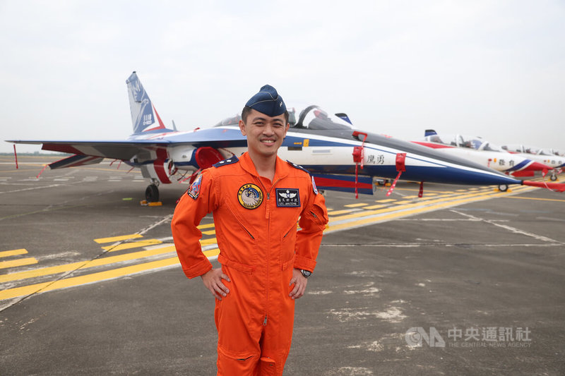 駐地高雄岡山的空軍飛行訓練指揮部編成典禮1日舉行，負責培訓勇鷹教官、曾飛行過F-5戰機、AT-3高級教練機的中校黃文軒（圖）指出，他的目的是努力培育出更多飛行教官，同時讓教官具備戰鬥組、部訓組資格。中央社記者張新偉攝  112年12月1日