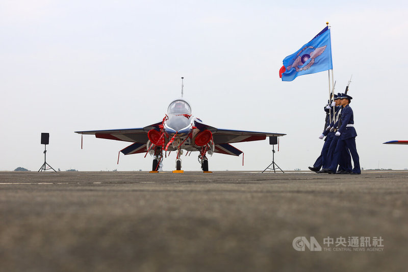 隨著勇鷹新式高教機（圖）穩定交機，空軍飛行訓練指揮部1日於高雄空軍岡山基地舉行編成典禮。中央社記者游凱翔攝 112年12月1日