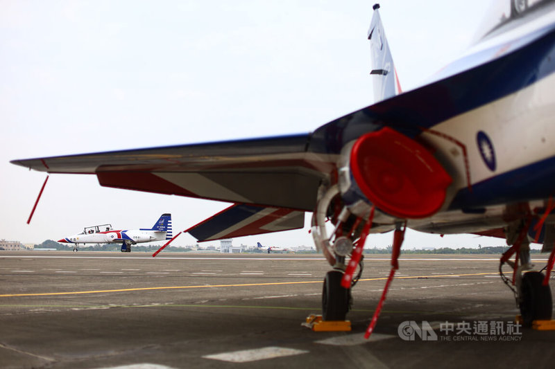 隨著勇鷹新式高教機（前）穩定交機，空軍飛行訓練指揮部1日於高雄空軍岡山基地舉行編成典禮，未來將取代AT-3高教機（後）。中央社記者游凱翔攝 112年12月1日