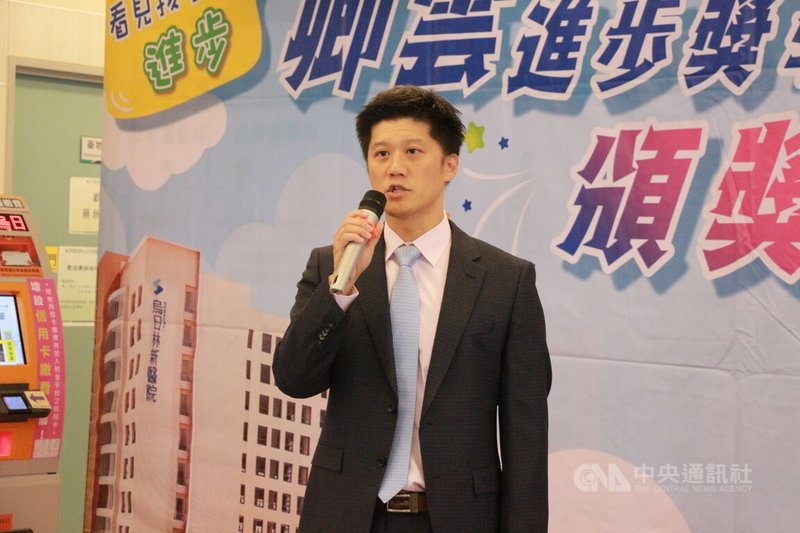 卿雲慈善基金會1日在台中頒發進步獎助學金,烏日林新醫院院長林明輝會中表示,活動見證這些年學子們勇於面對逆境、不停追求進步的精神,也期許他們未來能持續追求進步。中央社記者蘇木春攝 112年12月1日