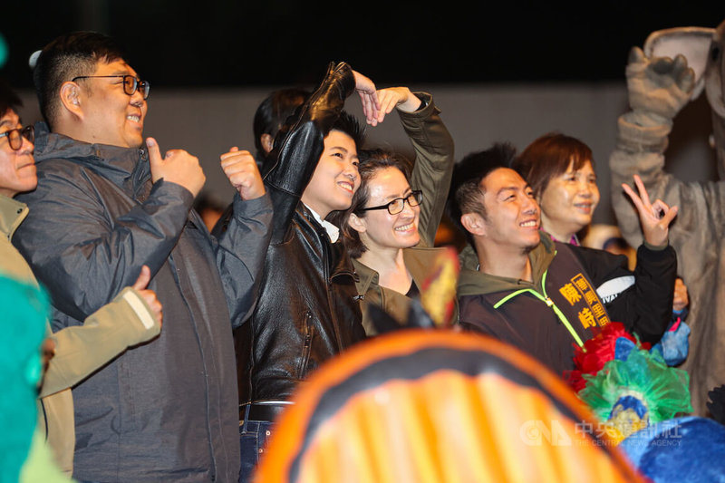 紙風車劇團1日晚間在台北市和平高中進行演出，民進黨副總統參選人蕭美琴（中右）、社民黨立委參選人苗博雅（中左）出席觀賞，兩人在表演前一同比出愛心手勢，與現場眾人合影。中央社記者鄭清元攝  112年12月1日