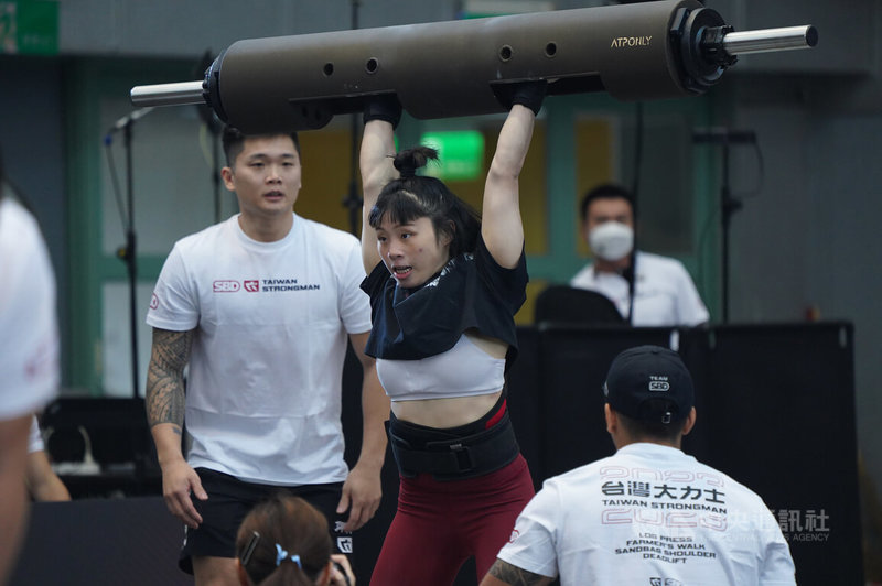 2023第一屆SBD台灣大力士比賽1日在台大綜合體育館舉行，賽事由女子54公斤級滾木槓推舉項目開始，參賽者展現訓練成果，奮力完成動作。中央社記者徐肇昌攝  112年12月1日