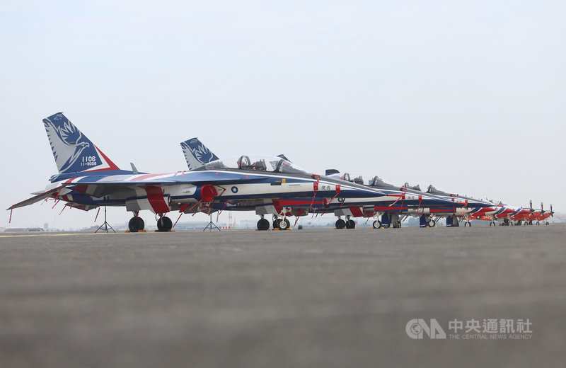 駐地高雄岡山的空軍飛行訓練指揮部1日編成，總統蔡英文南下校閱地面部隊，現場安排「勇鷹號」新式高教機、AT-3型機與T-34C型機供媒體拍攝。中央社記者張新偉攝  112年12月1日