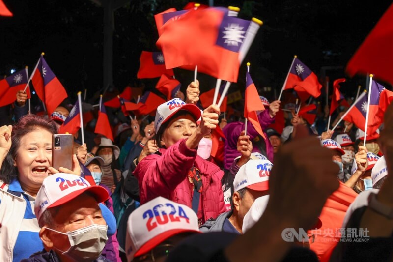 國民黨總統參選人侯友宜1日晚間回到新北市中和區，參加他與立委參選人林德福的競選總部成立大會，現場吸引近千名支持者齊聚，一同揮舞國旗、高呼口號為侯友宜造勢。中央社記者王騰毅攝　112年12月1日