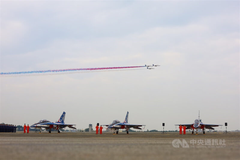 隨著勇鷹新式高教機（圖）穩定交機，空軍飛行訓練指揮部1日於高雄空軍岡山基地舉行編成典禮，並由AT-3衝場施放彩煙。中央社記者游凱翔攝 112年12月1日