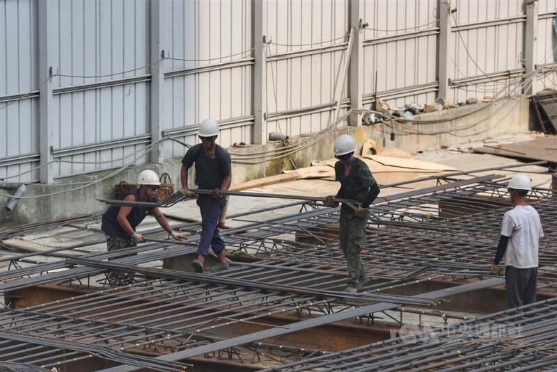 圖為建築工人在建案工地工作情形。（中央社檔案照片）