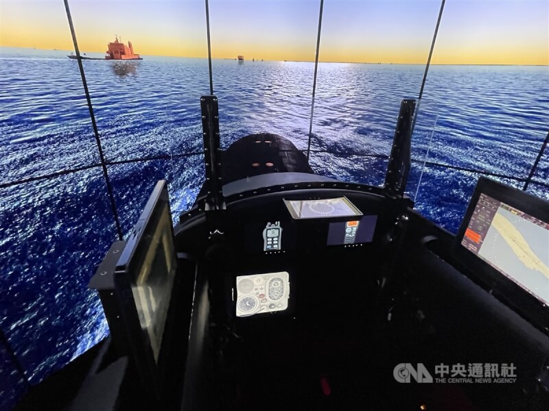 美軍潛艦訓練中心內潛艦指揮中心虛擬操作訓練。中央社記者江今葉諾福克海軍基地攝 112年12月1日