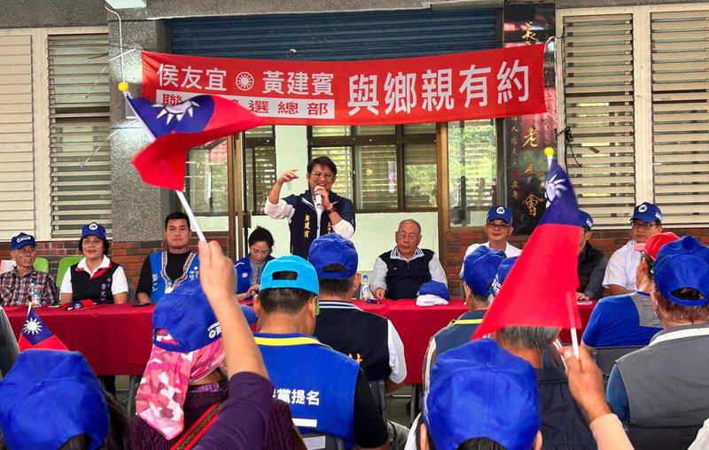 國民黨台東縣立委參選人黃建賓 (後立者)力拚勝選,近日也安排廟口開講活動,向選民朋友闡述政見,爭取支持。(黃建賓服務處提供)中央社記者盧太城台東傳真 112年12月1日