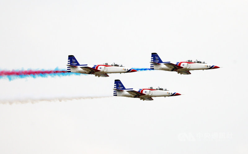 駐地高雄岡山的空軍飛行訓練指揮部1日編成，總統蔡英文親臨檢閱。圖為AT-3自強號高級教練機噴出紅藍白彩煙，以整齊隊形通過典禮台上方。中央社記者張新偉攝  112年12月1日