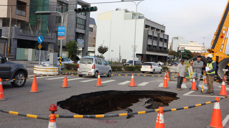 台中市豐原區豐原大道1日下午突然出現1處長約3公尺的大坑洞，里長劉瑞銓表示，坑洞附近正進行自來水管線工程，立即通報自來水公司處理，目前已先停水搶修，並擺放警示標誌管制道路。（劉瑞銓提供）中央社記者蘇木春傳真 112年12月1日