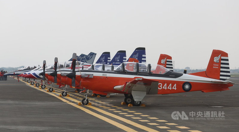 駐地高雄岡山的空軍飛行訓練指揮部1日編成，進行地面部隊校閱，安排T-34C型機（前起）、AT-3型機與「勇鷹號」新式高教機讓媒體拍攝。中央社記者張新偉攝  112年12月1日