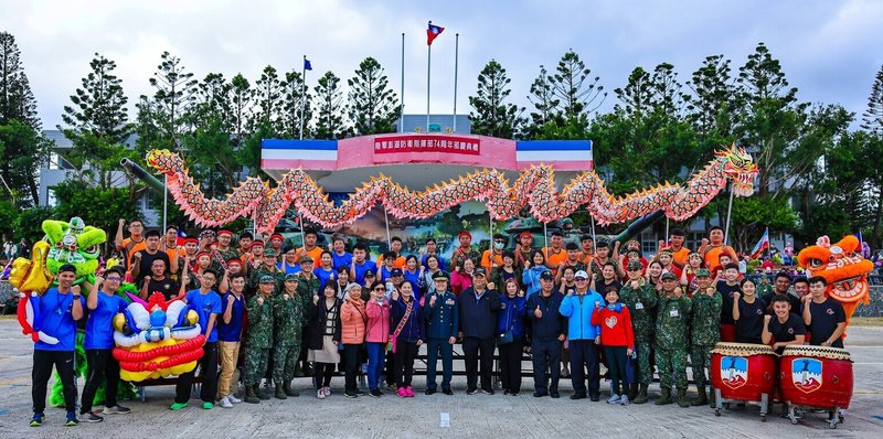 陸軍澎湖防衛指揮部74週年部慶，1日除舉辦慶祝大會，還安排戰車營戰備部隊任務操演、戰鼓隊、舞龍舞獅以及原住民舞蹈等系列表演活動。（澎湖防衛指揮部提供）中央社  112年12月1日