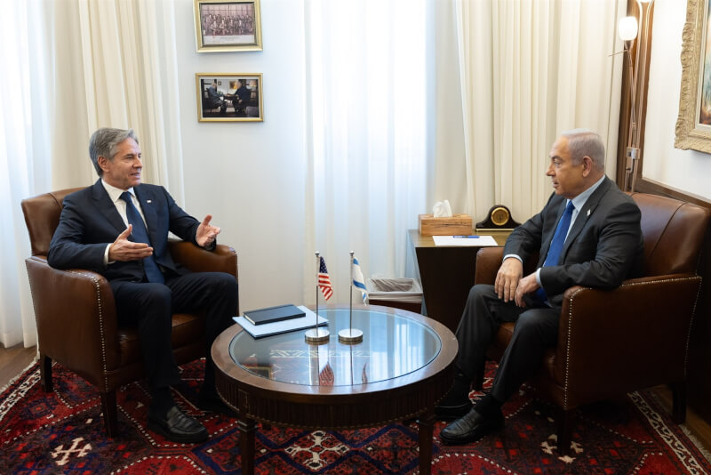 美國國務卿布林肯（左）訪以色列，30日與總理尼坦雅胡（右）會面。（twitter.com/SecBlinken）