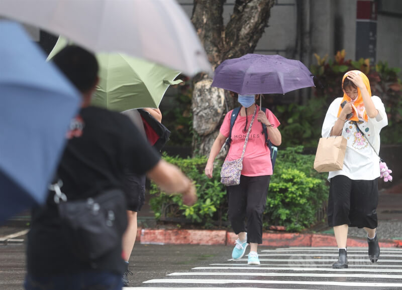 圖為台北大安區街頭民眾撐傘遮擋雨勢。（中央社檔案照片）