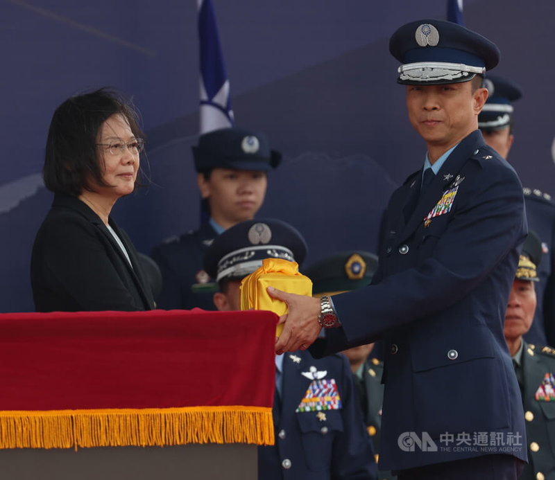 總統蔡英文（前左）1日在高雄岡山主持「空軍飛行訓練指揮部編成典禮」，會中授印給空軍飛行訓練指揮部指揮官黃盈捷（前右）少將。中央社記者張新偉攝　112年12月1日