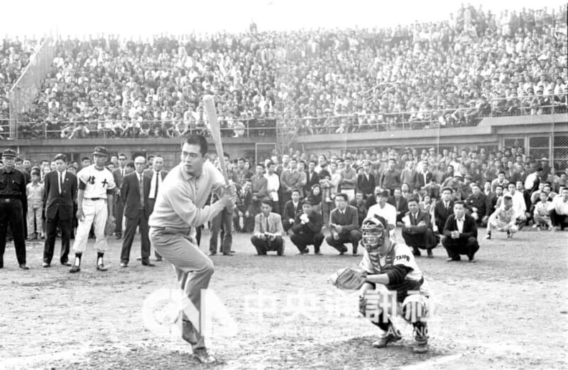 王貞治（前左）1965年在台北市立棒球場展現稻草人式擊球，受到滿場球迷熱烈歡迎。（中央社檔案照片）