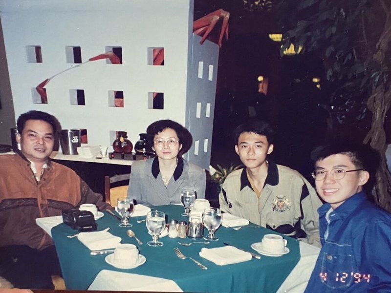 台星高中生交流計畫邁入40週年，新加坡駐台副代表王宗翰曾在1994年參與計畫來台，對於寄宿家庭細心照料銘記至今，感受到「台灣最美的風景是人」。圖為王宗翰（右）與寄宿家庭合影。（王宗翰提供）中央社記者吳昇鴻傳真  112年12月2日