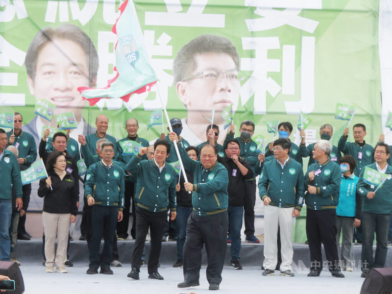 民進黨總統參選人賴清德（前左3）、立委參選人楊曜（前左2）2日在澎湖文澳市場前廣場舉行聯合競選總部成立活動，並授旗給澎湖縣長陳光復（前左4）等人。中央社  112年12月2日