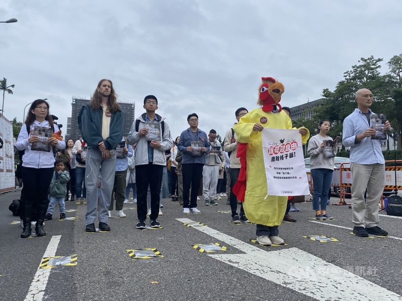 台灣動物社會研究會發起「為母雞挺身而站」行動，邀請民眾2日一同站上一格格紙張A4大小的區塊，以行動呈現被強制剝奪自然天性的格子籠母雞處境，盼政府關注並重視動物福利議題。中央社記者吳欣紜攝  112年12月2日