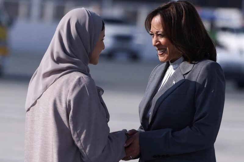 美國副總統賀錦麗（右）2日抵達杜拜參加聯合國氣候峰會，阿拉伯聯合大公國科技部部長迎接她。（路透社）