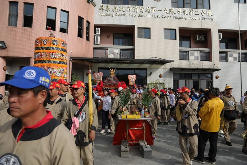 屏東明揚工廠大火造成4名消防員殉職，大甲鎮瀾宮媽祖2日遶境第2天前往屏東，特別到屏東第二分隊消災賜福，除讓隊員鑽轎腳賜福，也鼓勵隊員提振士氣，期盼未來打火救災更加平安。（民眾提供）中央社記者洪學廣傳真  112年12月2日