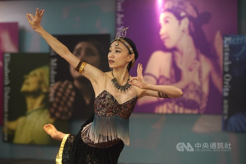 蔡瑞月文化基金會2日在台北舉行「我們想這樣記得蔡瑞月－蔡瑞月舞蹈社70週年活動」預告記者會，舞者演出蔡瑞月經典舞作「印度之歌」。中央社記者徐肇昌攝  112年12月2日