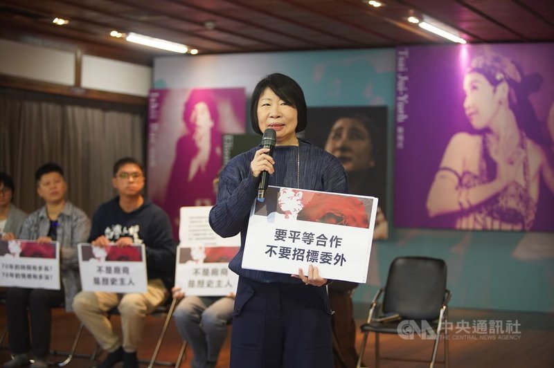 蔡瑞月舞蹈研究社2日在台北舉行70週年系列活動宣告記者會,蔡瑞月文化基金會董事長蕭渥廷(前)表示,3日將在玫瑰古蹟舉辦論壇,將探討蔡瑞月舞蹈社的文化資產保存維護與如何永續經營。中央社記者徐肇昌攝 112年12月2日