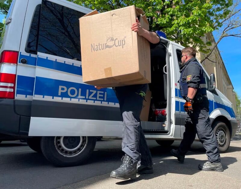 圖為5月3日，德國警方調查義大利黑手黨組織「勇者」並逮捕數十人，檢察官也將調查資料搬進一棟警察大樓。（路透社）