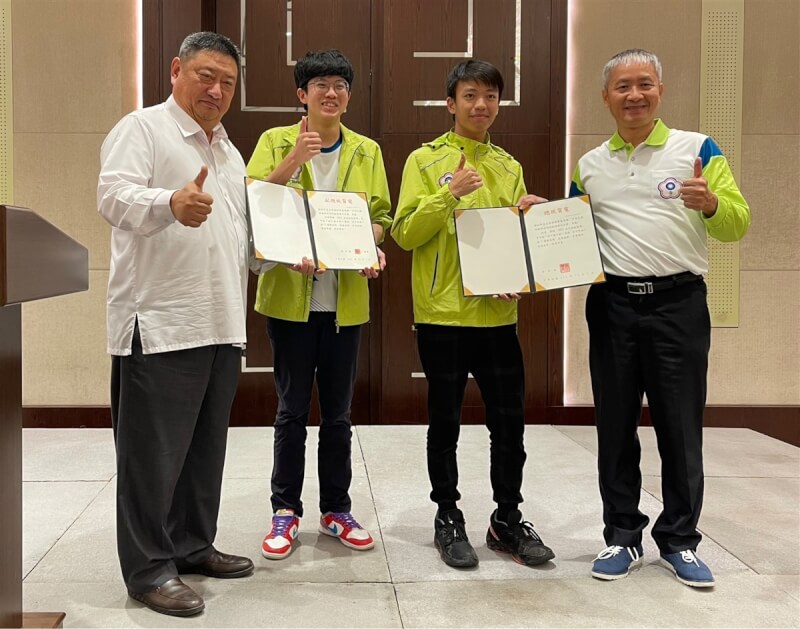 「2023亞洲技能競賽」在阿布達比舉行,台灣代表團以25面獎牌數拿下本屆總冠軍。駐杜拜台北商務辦事處處長張治平(左1)1日將總統副總統賀電轉交給勞動部勞動力發展署署長蔡孟良(右1)及兩位選手代表。(駐杜拜台北商務辦事處提供)中央社記者施婉清傳真 112年12月2日