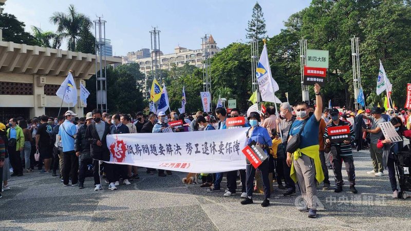 由高雄50多個團體、3000多人組成的「工鬥行腳」隊伍,2日上午從高雄市立文化中心出發走到行政院南服中心,表達包含解決低薪問題、保障勞退權益、增加國定假日等7大訴求。中央社記者洪學廣攝 112年12月2日