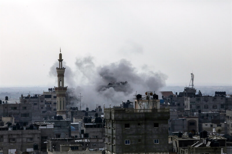 2日加薩遭以色列砲擊，竄出濃煙。（安納杜魯新聞社）