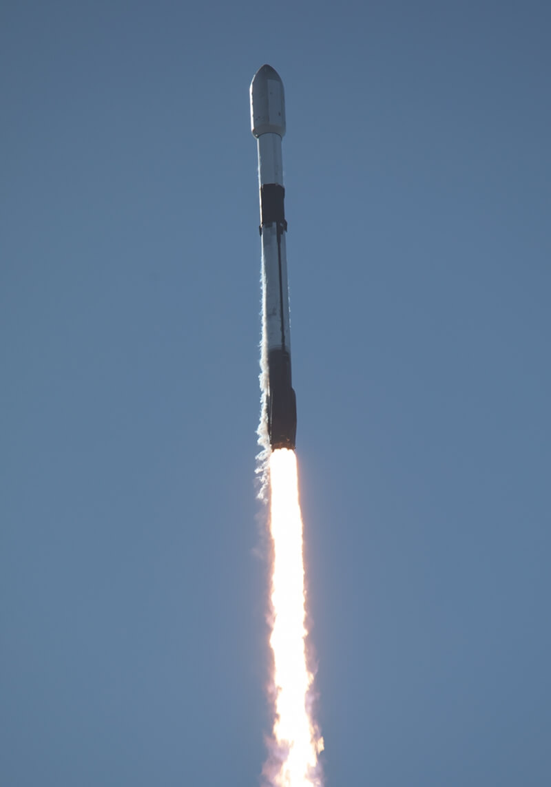 SpaceX獵鷹9號火箭2日在加州范登堡太空基地升空，將南韓首顆偵察衛星送入軌道。（圖取自twitter.com/SpaceX）
