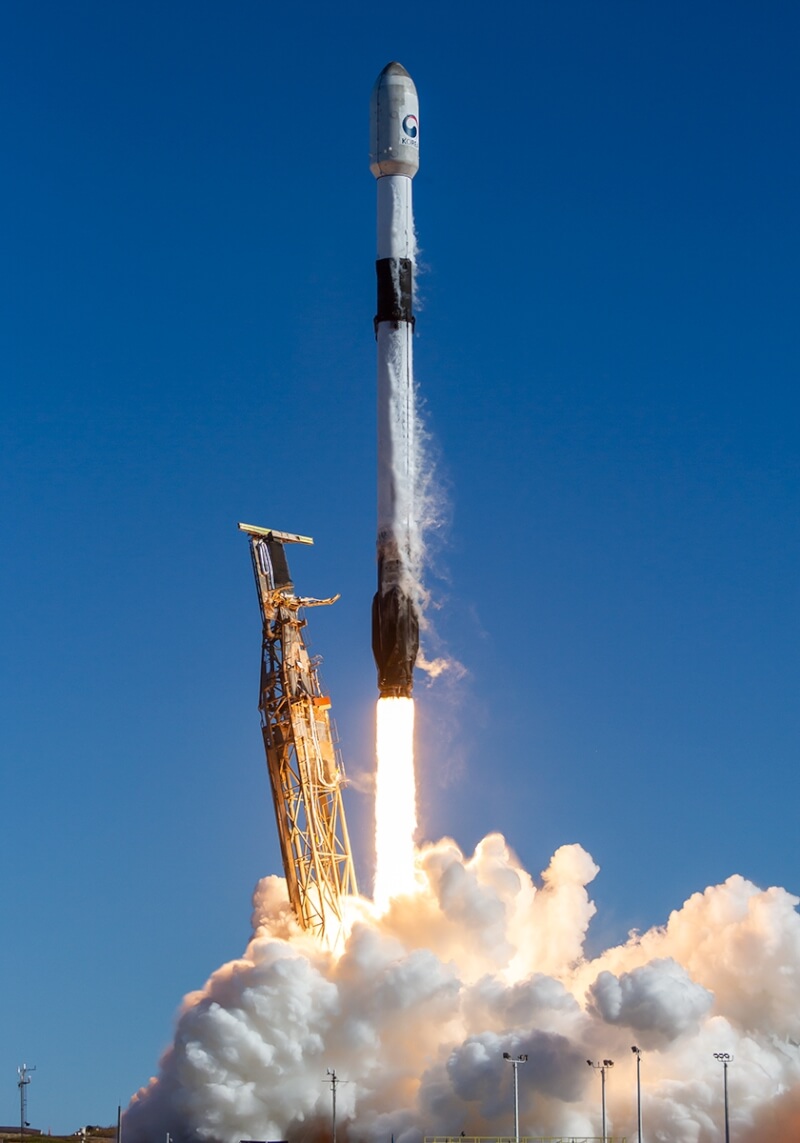 美國太空探索科技公司（SpaceX）獵鷹9號火箭1日在加州范登堡太空基地升空，將南韓首顆偵察衛星送入軌道。（圖取自twitter.com/SpaceX）