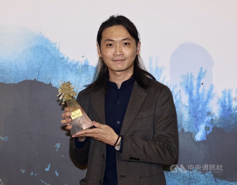 第44屆時報文學獎2日下午在台北舉行頒獎典禮,作家吳俊霖以「蓮仔」榮獲散文類首獎。中央社記者張皓安攝 112年12月2日