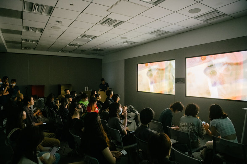 蘋果公司3日舉辦Today at Apple「台北影像實驗室」創作首映,參與學員嘗試各種實驗性拍攝手法,例如用投影機投影在布品上,再用iPhone錄影。(蘋果提供)中央社記者吳家豪傳真 12年12月3日