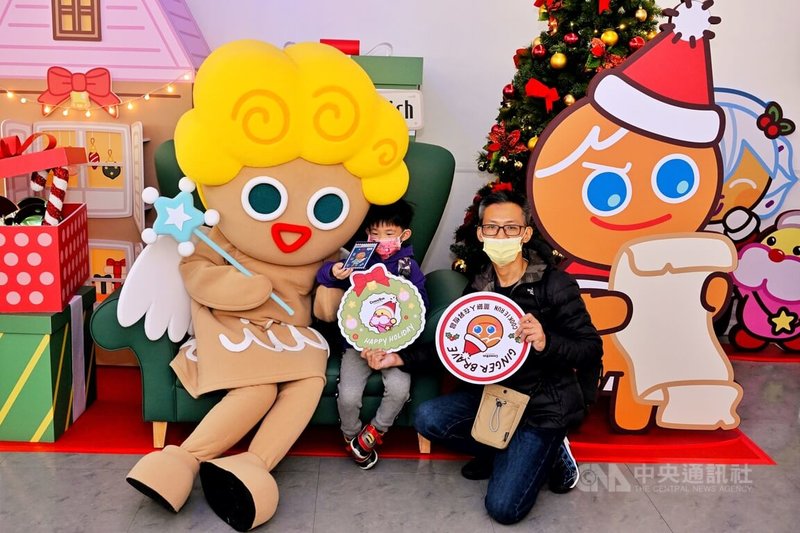 耶誕節將屆，昇恆昌免稅商店與「CookieRun薑餅人」合作打造拍照打卡點，3日並邀請角色「天使餅乾」現身桃園機場，與民眾開心互動合影。中央社記者吳睿騏桃園機場攝  112年12月3日