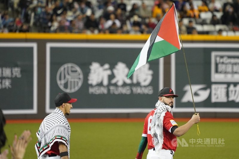 2023亞洲棒球錦標賽開幕典禮3日在台北大巨蛋舉行，由於巴勒斯坦隊大部分球員都住在美國，未受戰爭影響，今年為首度參賽，球員在開幕式高舉國旗進場時受到矚目。中央社記者徐肇昌攝 112年12月3日
