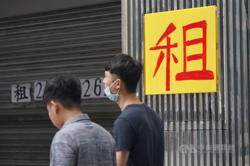 圖為業者在台北市中山區張貼房屋招租資訊。（中央社檔案照片）