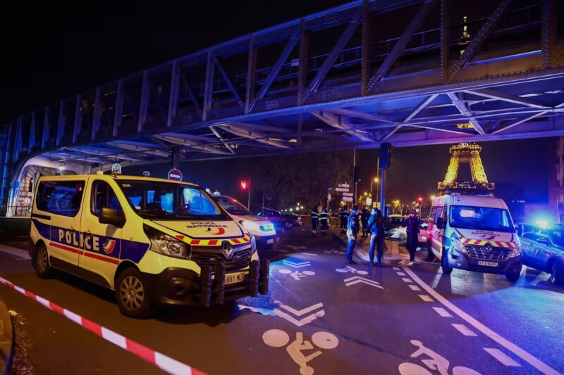 法國巴黎市中心艾菲爾鐵塔附近2日有遊客遇襲釀死，警方在現場拉起封鎖線。（路透社）