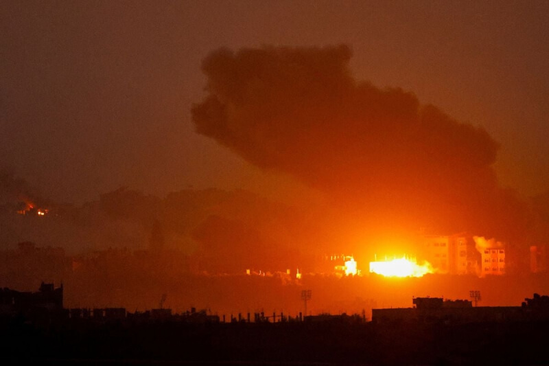 加薩走廊2日可見以色列空襲後強烈火光與濃煙。（路透社）