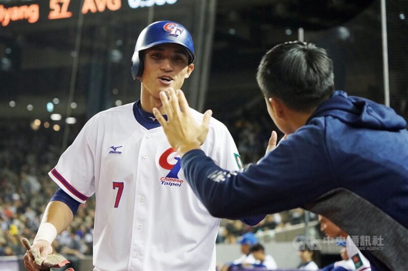 台灣隊陳文杰(左)4局下半為隊跑回第4分,擴大領先優勢。中央社記者徐肇昌攝 112年12月3日
